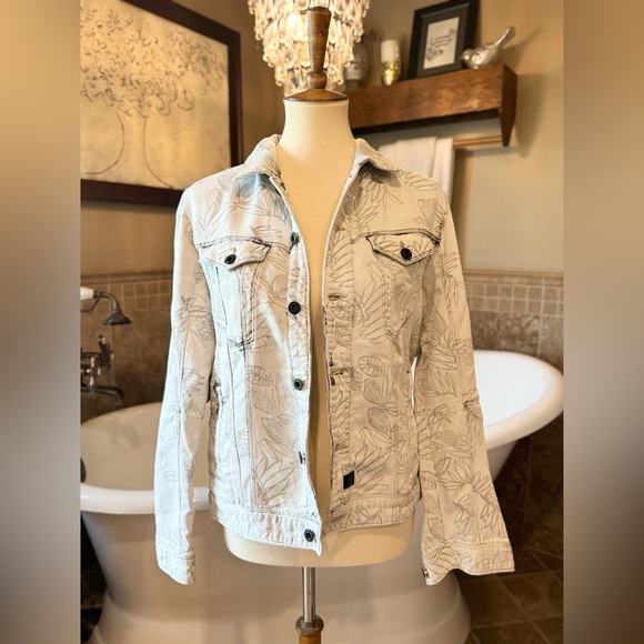 Able Jackets & Blazers - Able Jeans size large stretchy jean jacket